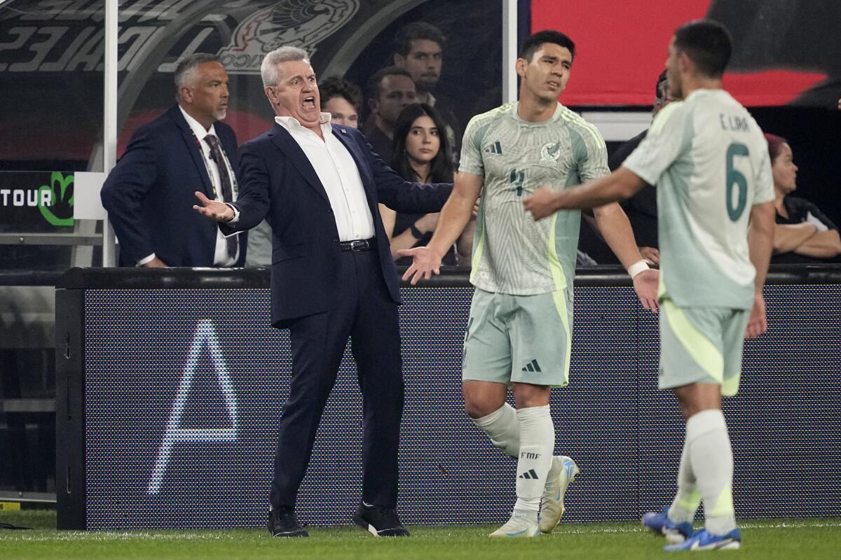 El técnico de México Javier Aguirre (izquierda), Jesús Angulo (4) y Erik Lira (6) 