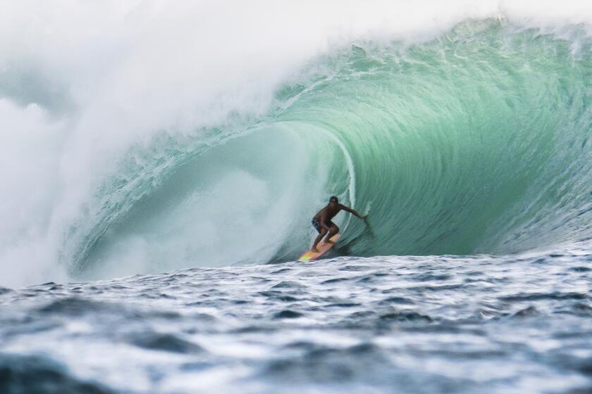 En esta imagen sin fecha proporcionada por Christa Funk, el salvavidas, surfista y actor Tamayo Perry surfea. Perry murio por un ataque de tiburon el domingo 23 de junio de 2024, en la costa de Oahu, Hawai. (Christa Funk via AP)