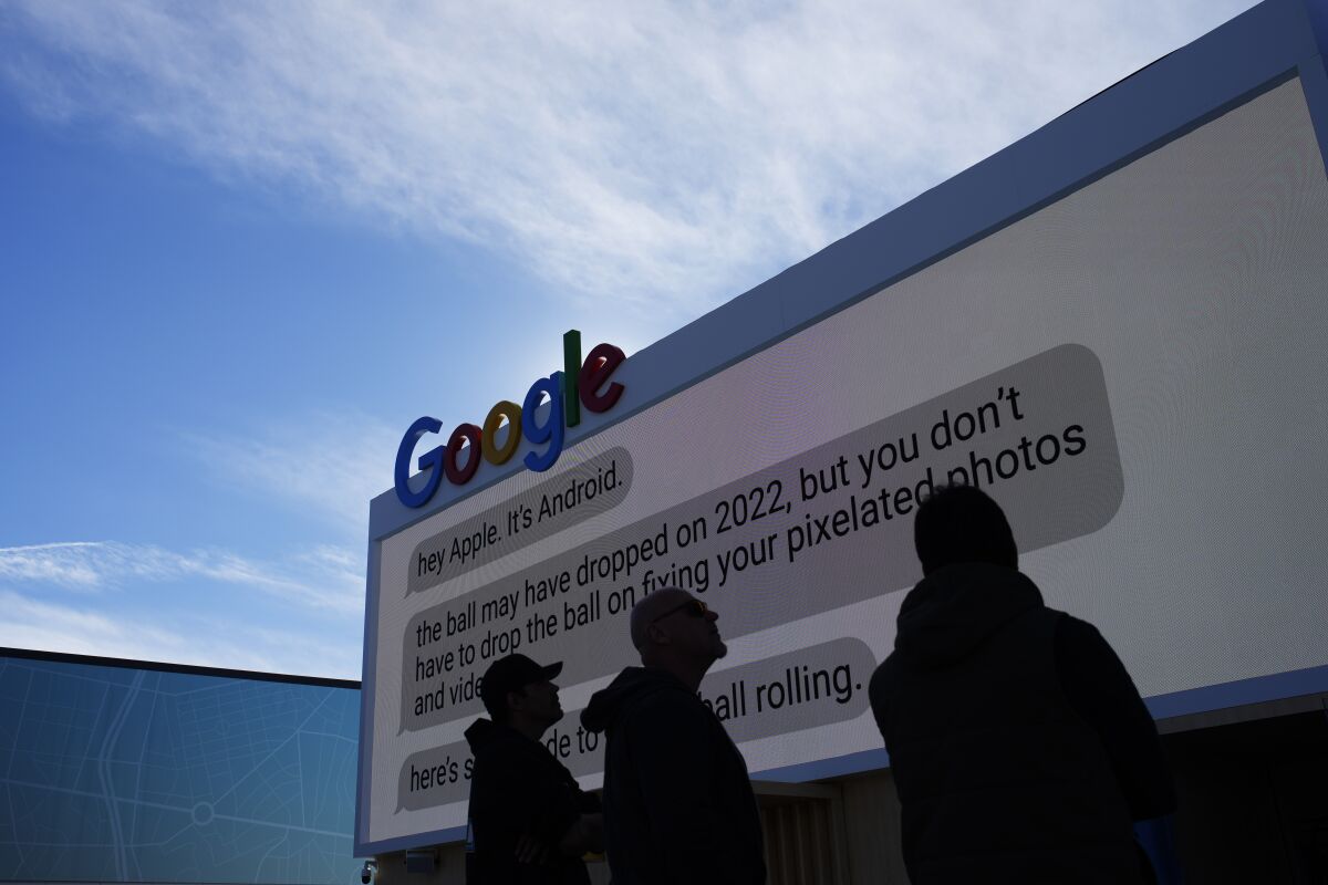 Operarios montan un cartel publicitario de Google en el Centro de Convenciones de Las Vegas