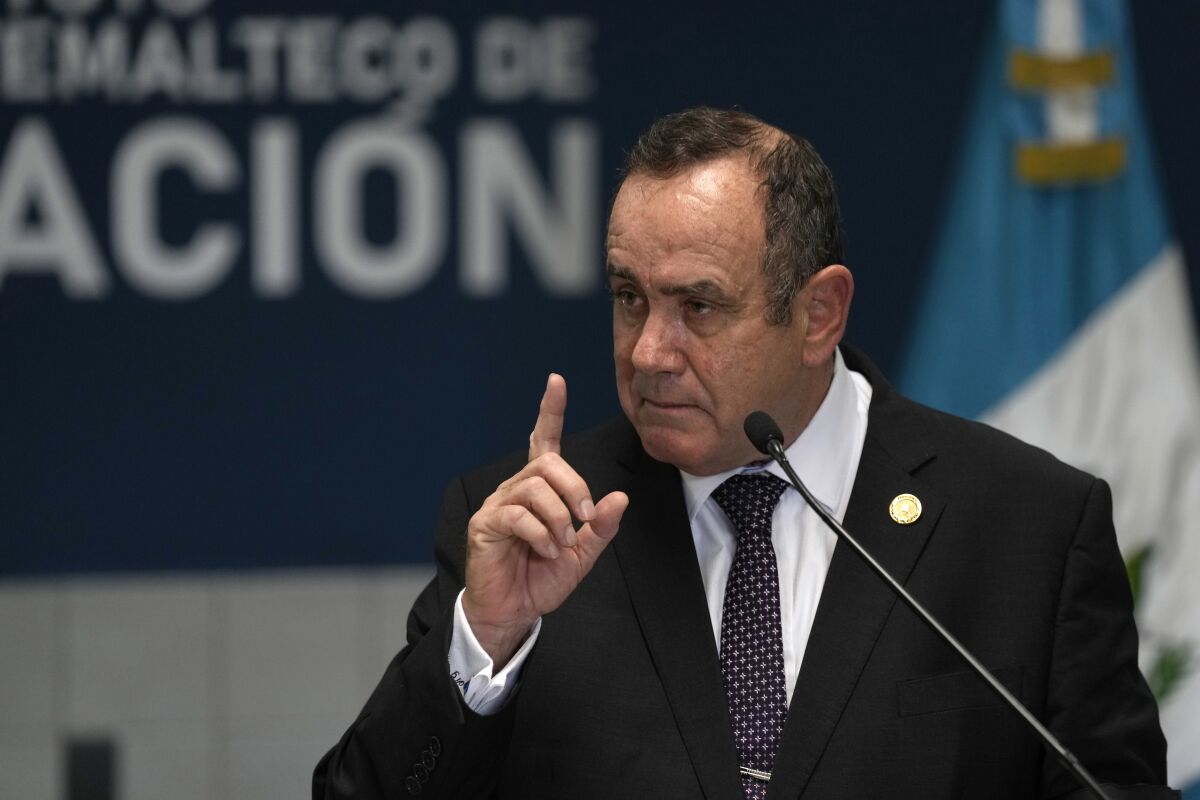 El presidente guatemalteco Alejandro Giammattei habla en una nueva instalación 