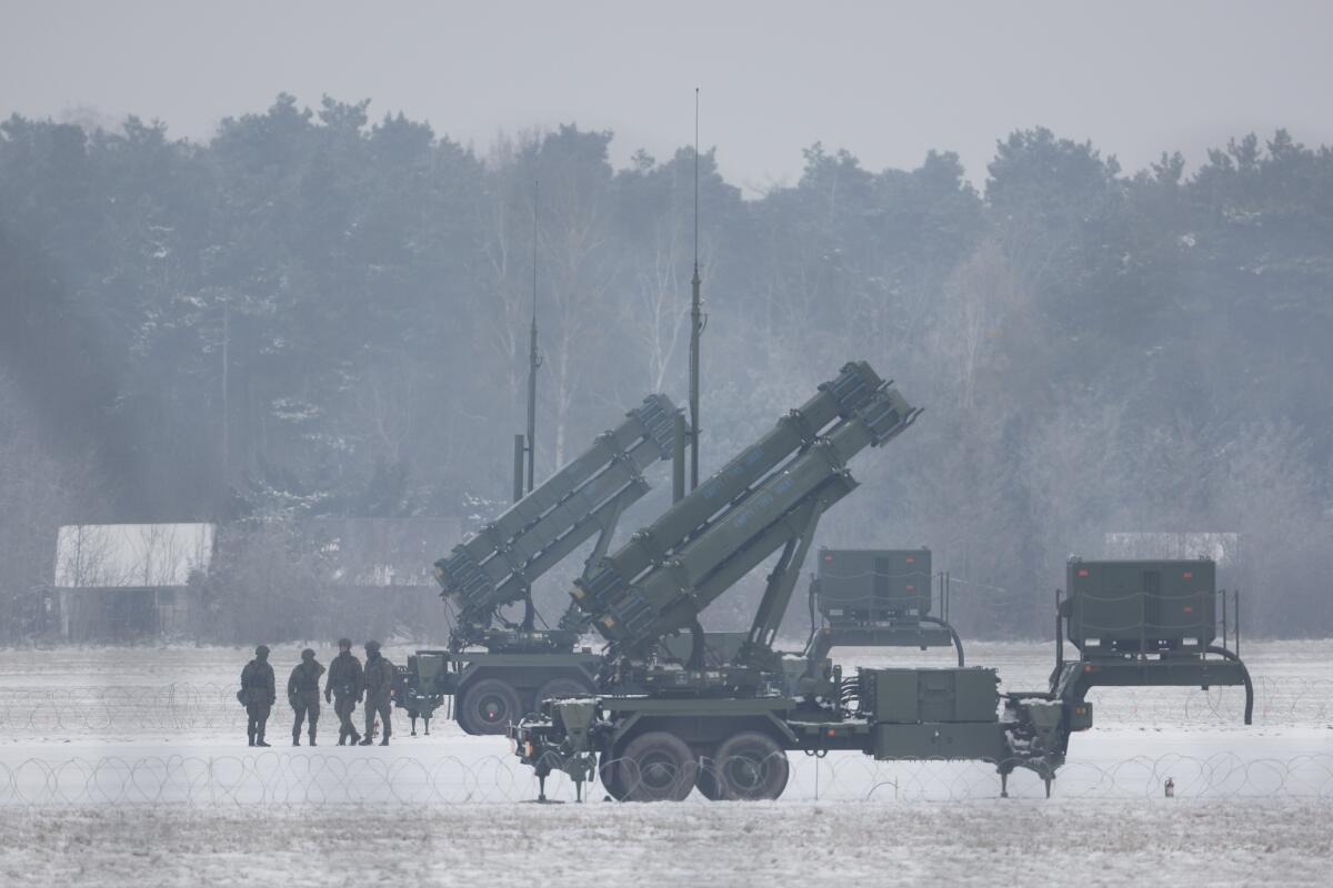 En esta imagen de archivo, lanzamisiles patriot comprados a Estados Unidos el año pasado, 