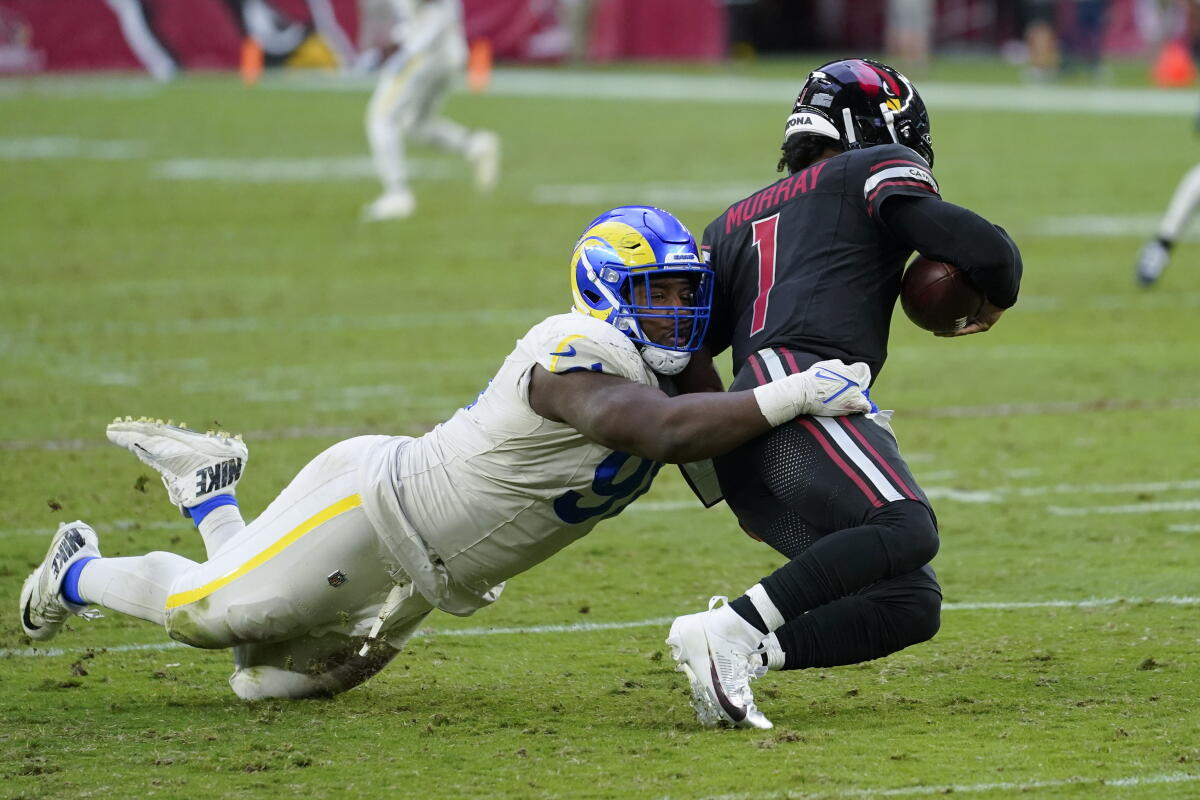 Rams'ın defansif mücadelesi Kobie Turner, Cardinals'ın oyun kurucusu Kyler Murray'i kovdu.