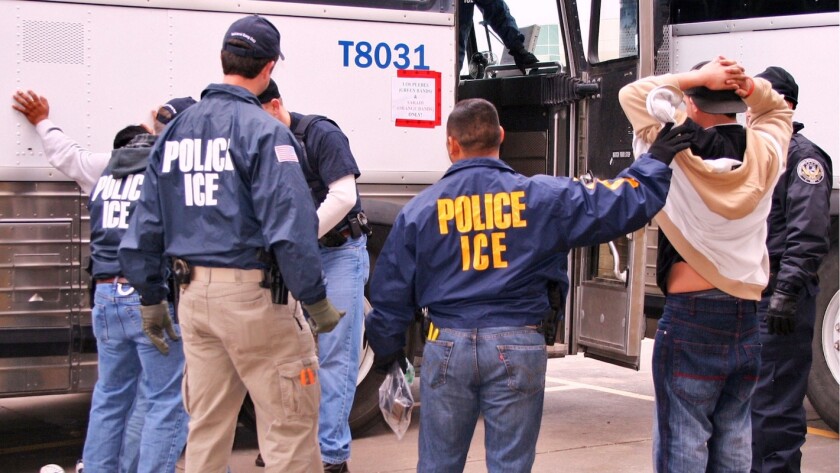 Expertos sostienen que Biden puede imponer una moratoria a las deportaciones.