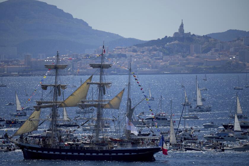El Belem, el velero con la llama de los Juegos Olímpicos de París, llega al puerto de Marsella, el miércoles 8 de mayo de 2024. (AP Foto/Daniel Cole)