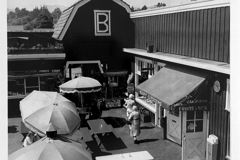 **ONE TIME USE ONLY. FOR LIT CITY MARK SWED STORY RUNNING 4/17/202A vintage photo of the Brentwood Country Mart.