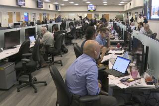 En esta imagen tomada de un video, empleados de Florida Power Light trabajan dentro del centro de mando de la compañía durante un simulacro de huracán, el jueves 9 de mayo de 2024, en West Palm Beach, Florida. (AP Foto/Cody Jackson)