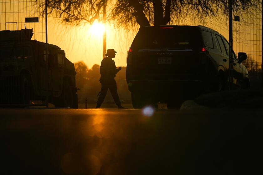 Un guarda revisa un vehículo en la entrada al parque Shelby, que fue tomado por efectivos de la Guardia Nacional de Texas y donde los agentes de la Patrulla Fronteriza tienen prohibido el paso, el 1 de febrero de 2024, en Eagle Pass, Texas. (AP Foto/Eric Gay)