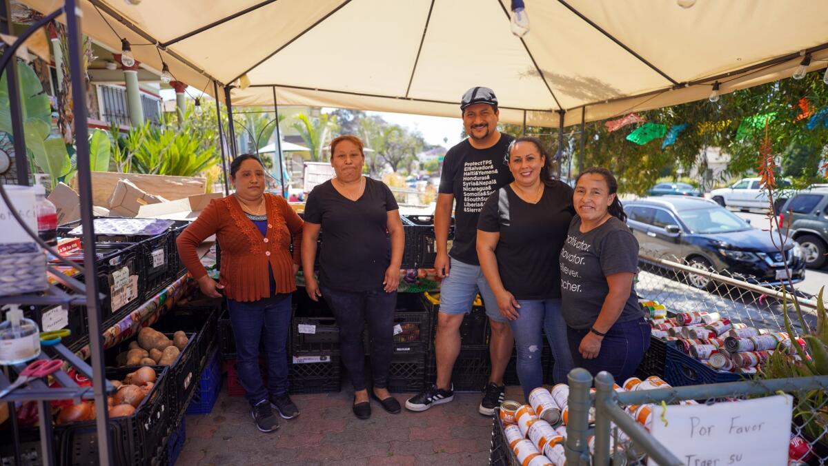 Latino invita a comer a su "mesa" a 1.200 familias de bajos recursos cada mes