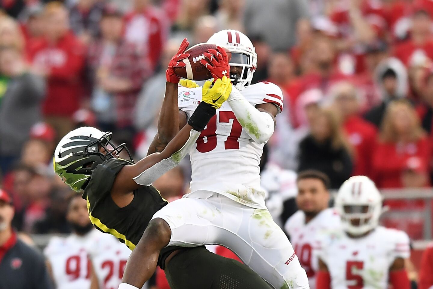 Wisconsin wide receiver Quintez Cephus makes a catch in front of Oregon safety Jevon Holland during the third quarter.