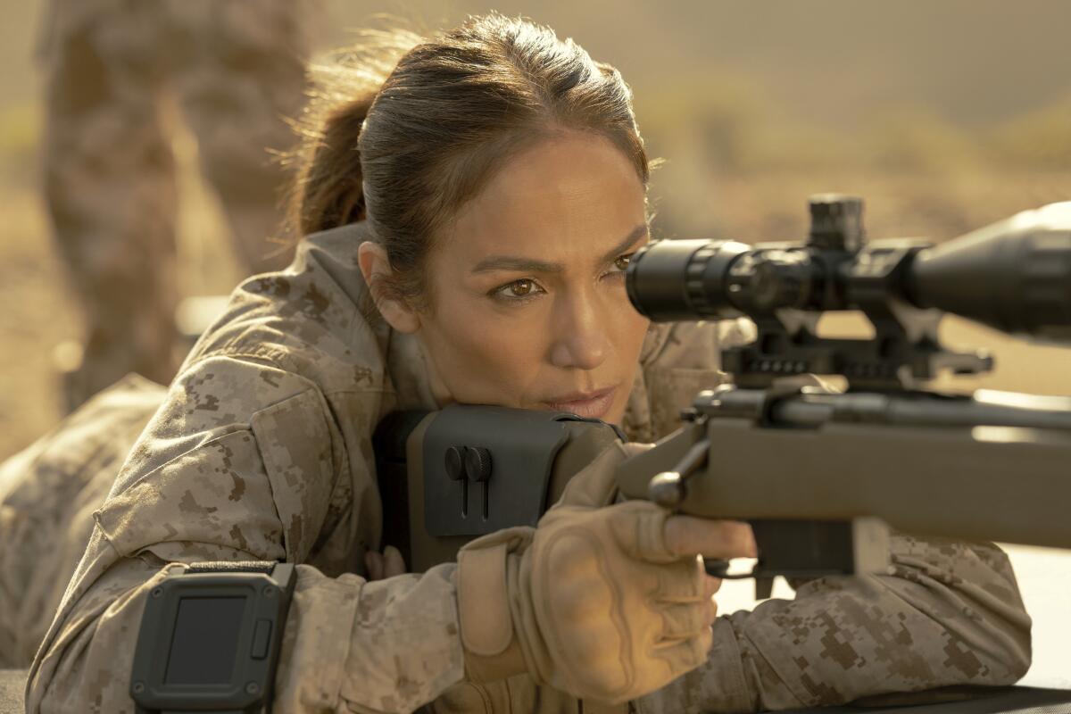 En esta imagen proporcionada por Netflix, Jennifer López en una escena de "The Mother".