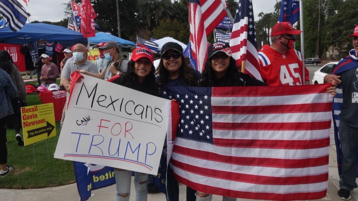 Latinos a favor de Trump se reúnen en un mitin en Beverly Hills para mostrar su apoyo.