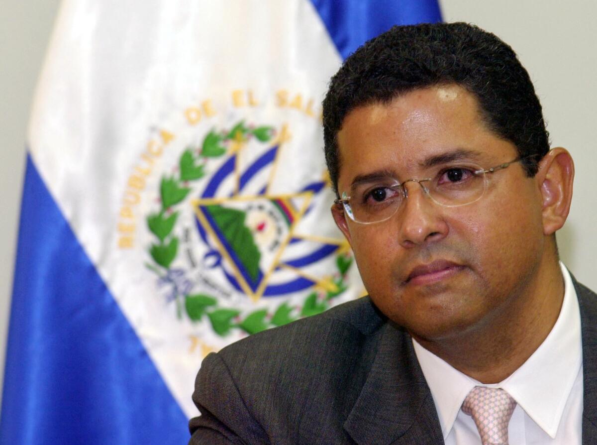 ARCHIVO - En esta imagen del 13 de enero de 2005, el ex presidente de El Salvador Francisco Flores. (AP Foto/Luis Romero, Archivo)