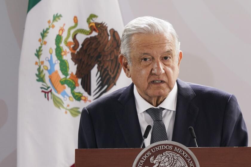 ARCHIVO - El presidente mexicano Andrés Manuel López Obrador ofrece un discurso durante un evento en el Zócalo de Ciudad de México, el 13 de agosto de 2021. (AP Foto/Eduardo Verdugo, archivo)