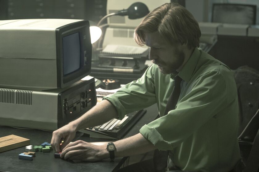 Esta imagen proporcionada por Apple TV+ muestra a Nikita Efremov, en una escena de la película "Tetris", que se estrena el 31 de marzo de 2023. (Angus Pigott/Apple TV+ vía AP)