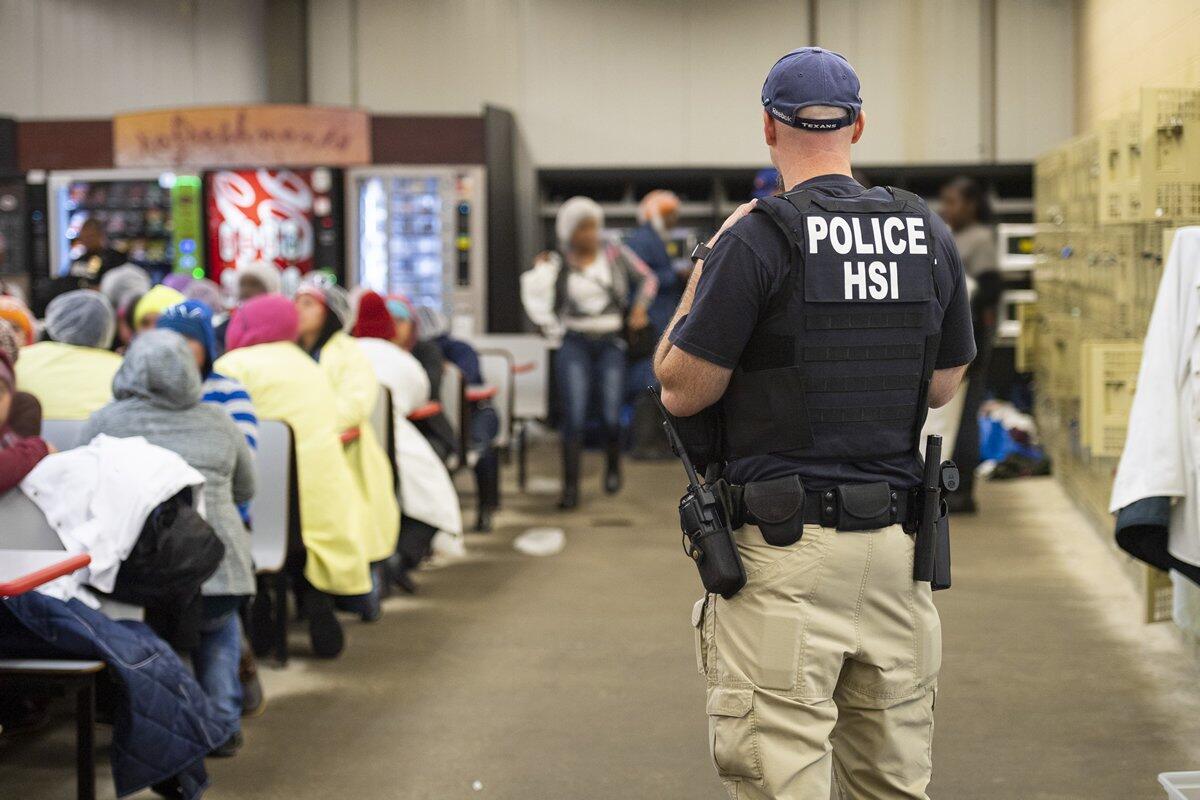 Más de mil migrantes detenidos por ICE están aislados por coronavirus