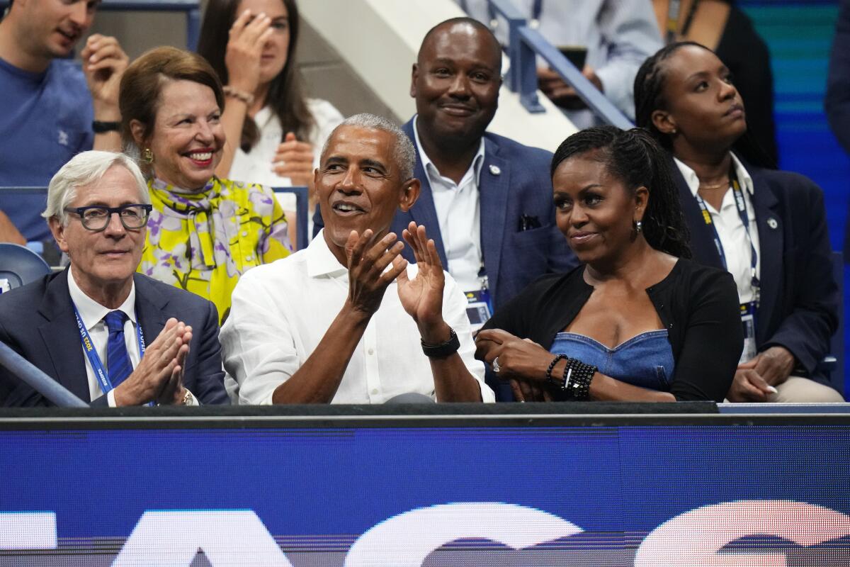En foto del lunes 28 de agosto del 2023, el expresidente de los Estados Unidos Barack Obama y su esposa