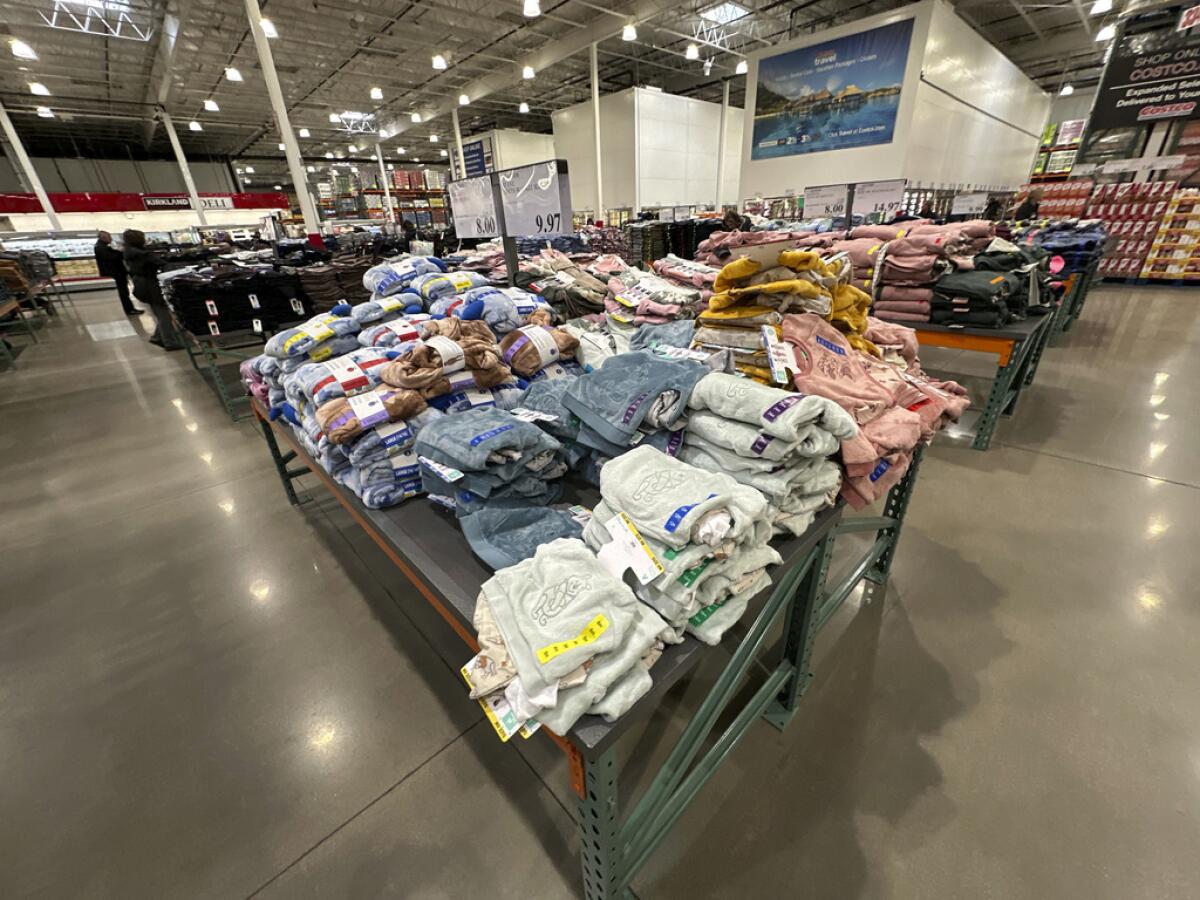 La ropa de los niños está inyectada en la mesa