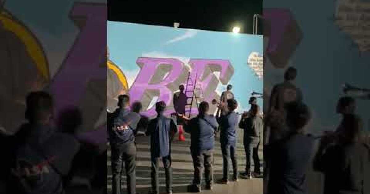 Artist paints mural of Kobe and Gianna Bryant in Costa Mesa Los
