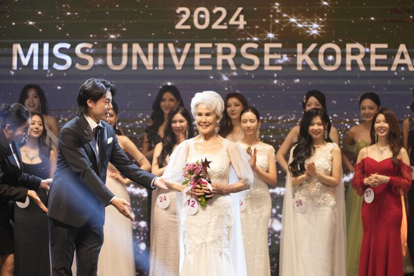 La surcoreana Choi Soon-hwa, de 81 años, posa después de ganar el premio al mejor vestido de Miss Universo Corea 2024 en Seúl, Corea del Sur, el lunes 30 de septiembre de 2024. (Foto AP/Lee Jin-man)