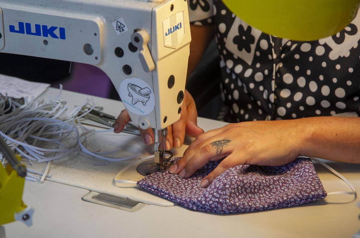 La costurera de Barrio Logan Claudia Rodríguez-Biezunski está haciendo máscaras faciales hechas a mano en su estudio de costura Sew Loka en Barrio Logan según las instrucciones del sitio web del CDC.