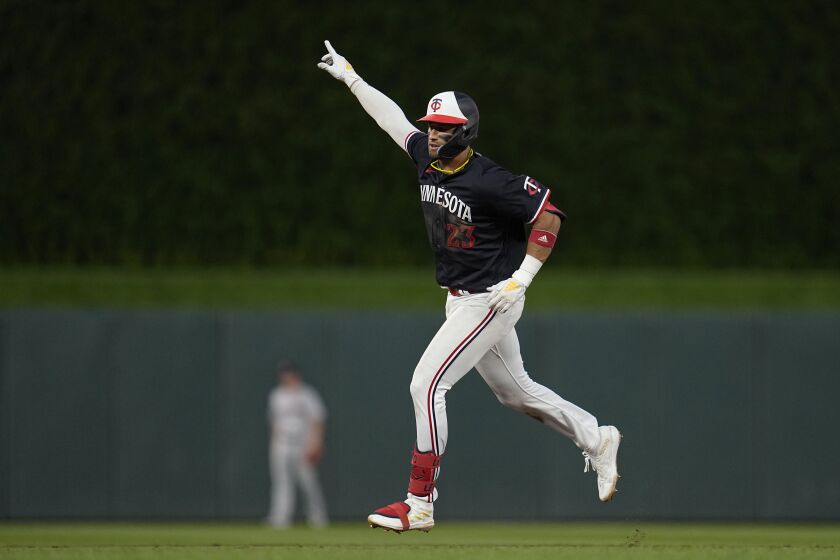 Royce Lewis, de los Mellizos de Minnesota, recorre las bases luego de conectar un jonrón ante los Guardianes de Cleveland, el jueves 1 de junio de 2023 (AP Foto/Abbie Parr)