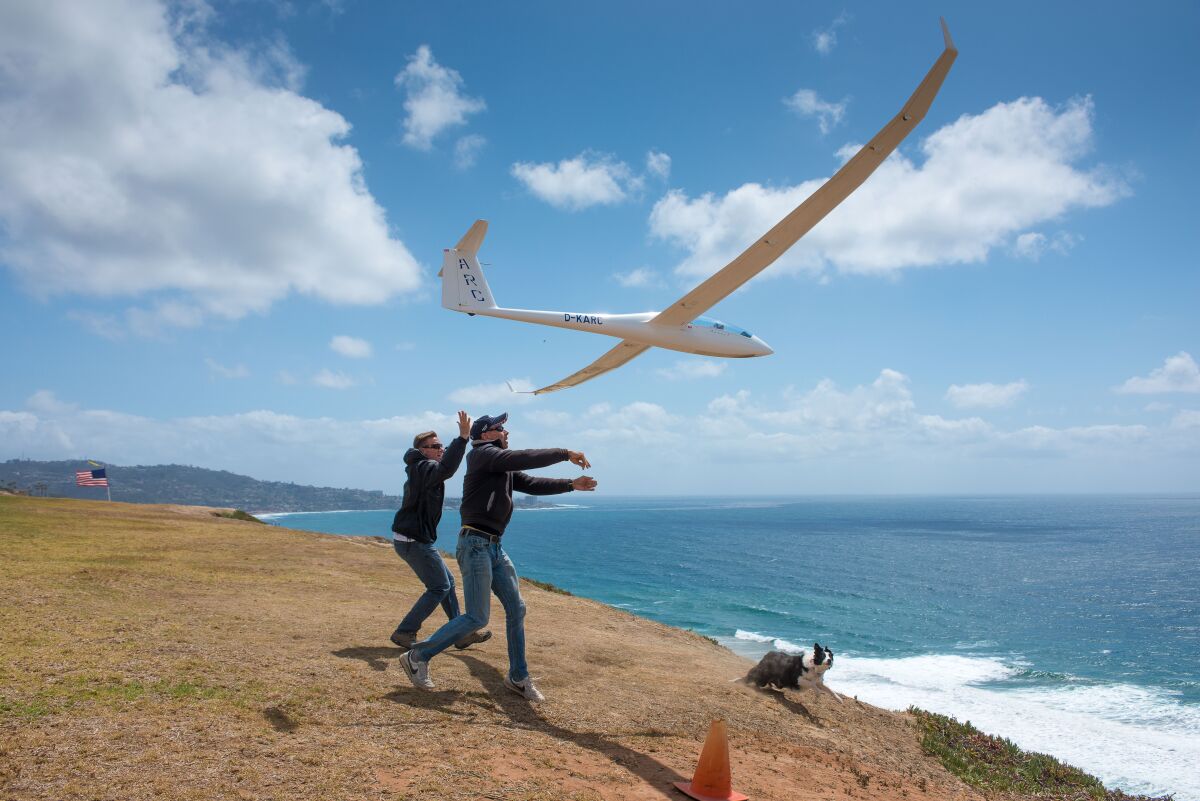 Torrey Pines Gulls Steffen Peters and Phil Davy launch an Arcus 6-meter scale sailplane at the Torrey Pines Gliderport