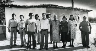Father Avelino and mother Hermenegilda Anguamea de Valenzuela pose with eight of the 12 Valenzuela brothers and sisters.