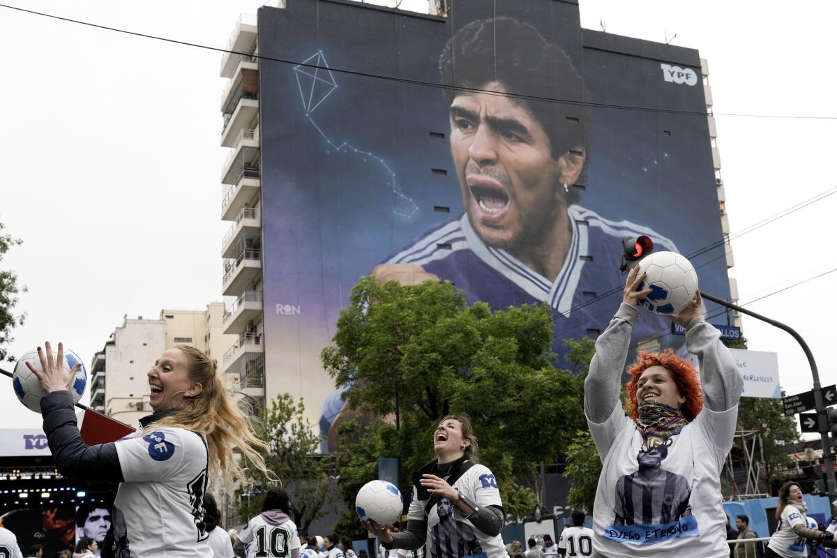 Un grupo de mujeres juegan con balones durante la inauguración del mural de Diego Maradona del artista Martín Ron