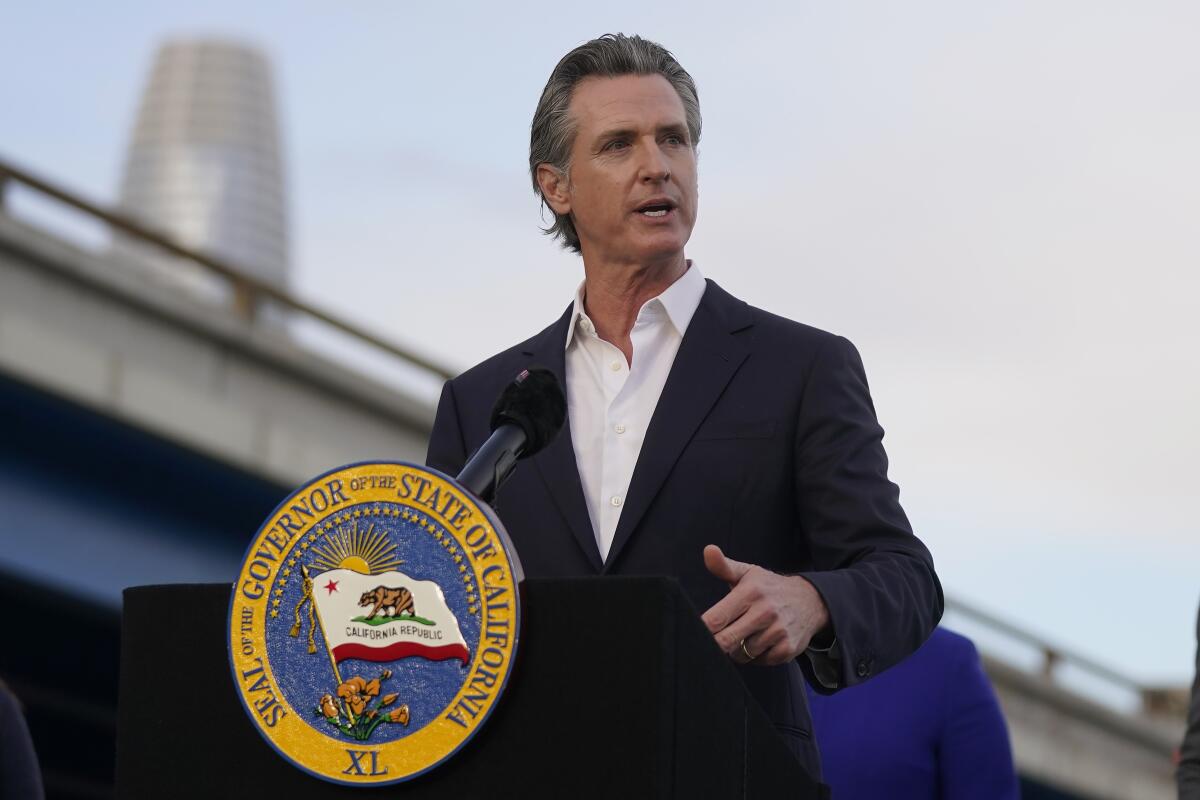 ARCHIVO - El gobernador de California, Gavin Newsom, habla durante un evento sobre el programa ecolgico Clean California, el 9 de noviembre de 2023, en San Francisco. (AP Foto/Jeff Chiu, archivo)
