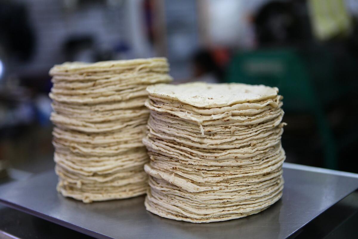 El precio de la tortilla de maíz, uno de los principales alimentos de los mexicanos, de elevado consumo en las capas más pobres, podría aumentar hasta en un 20 por ciento como consecuencia del alza de los precios de la gasolina en el país, de acuerdo con los especialistas.