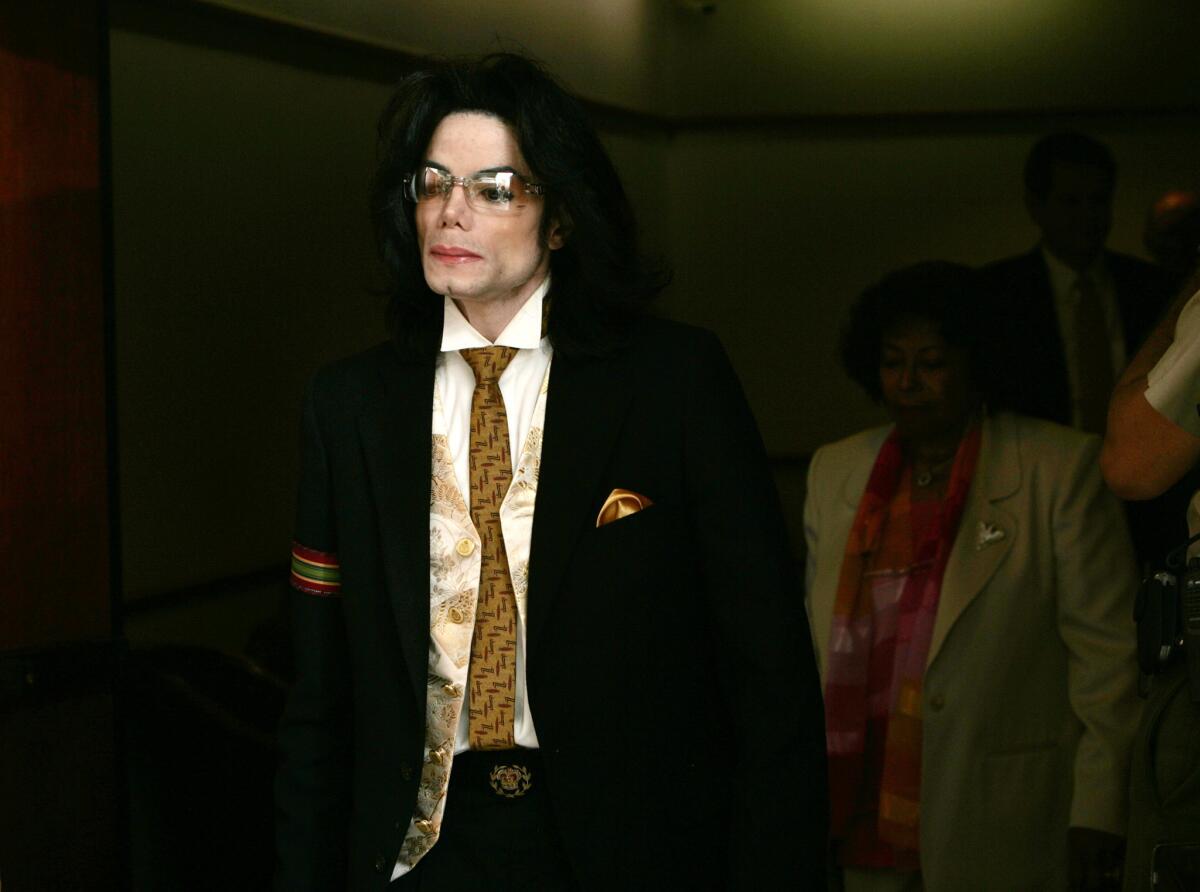En esta foto del 3 de junio del 2005, Michael Jackson deja la corte del Condado de Santa Barbara tras el caso legal establecido en su contra por supuestos abusos.