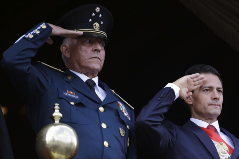 En esta imagen del 16 de septiembre de 2016, el entonces secretario de Defensa, general Salvador Cienfuegos, a la izquierda,
