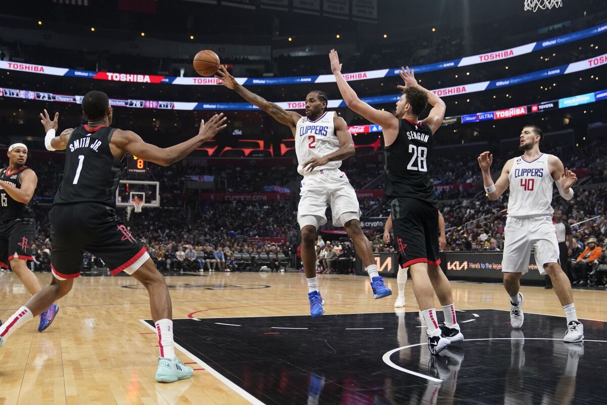 Clippers forveti Kawhi Leonard, Pazar günü Houston Rockets karşısında ikinci yarıda pas verdi.