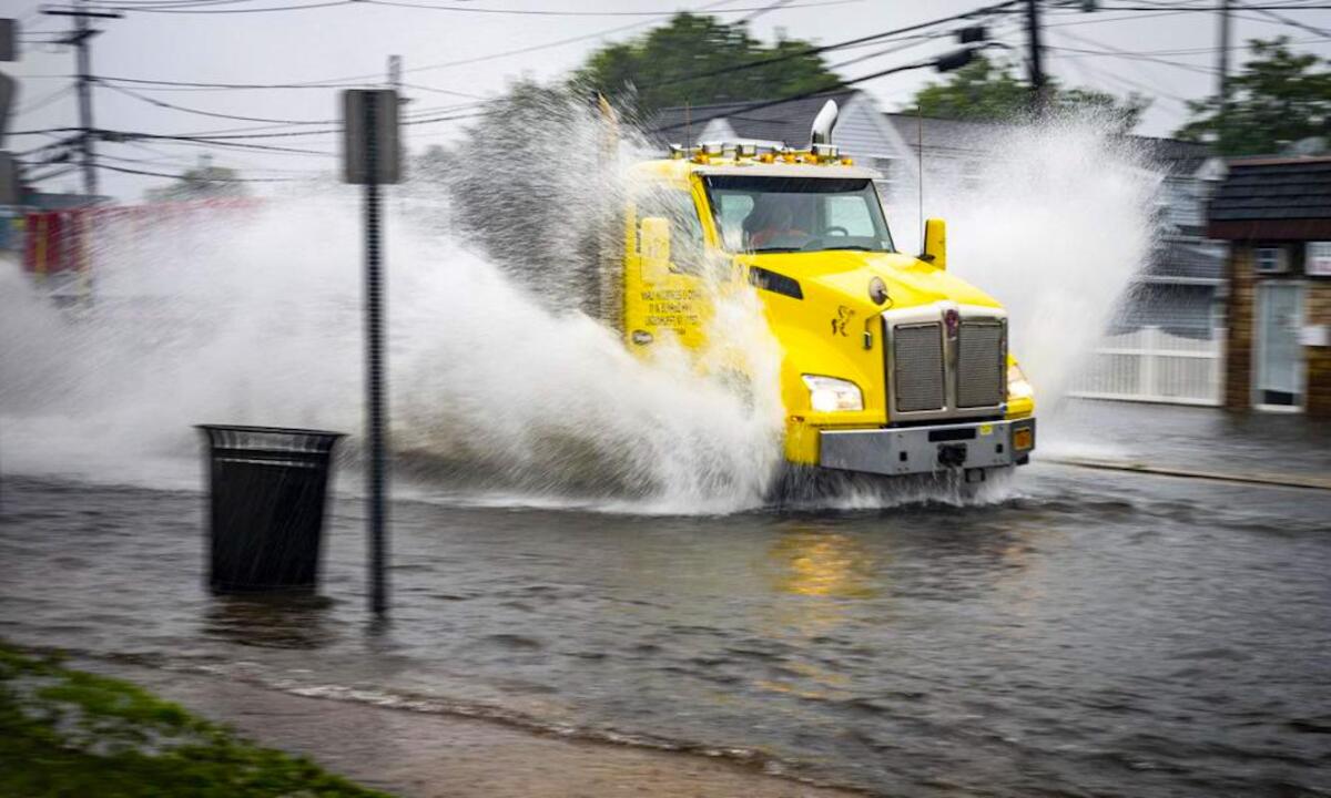 Un camión se abre paso a través de las inundaciones. 