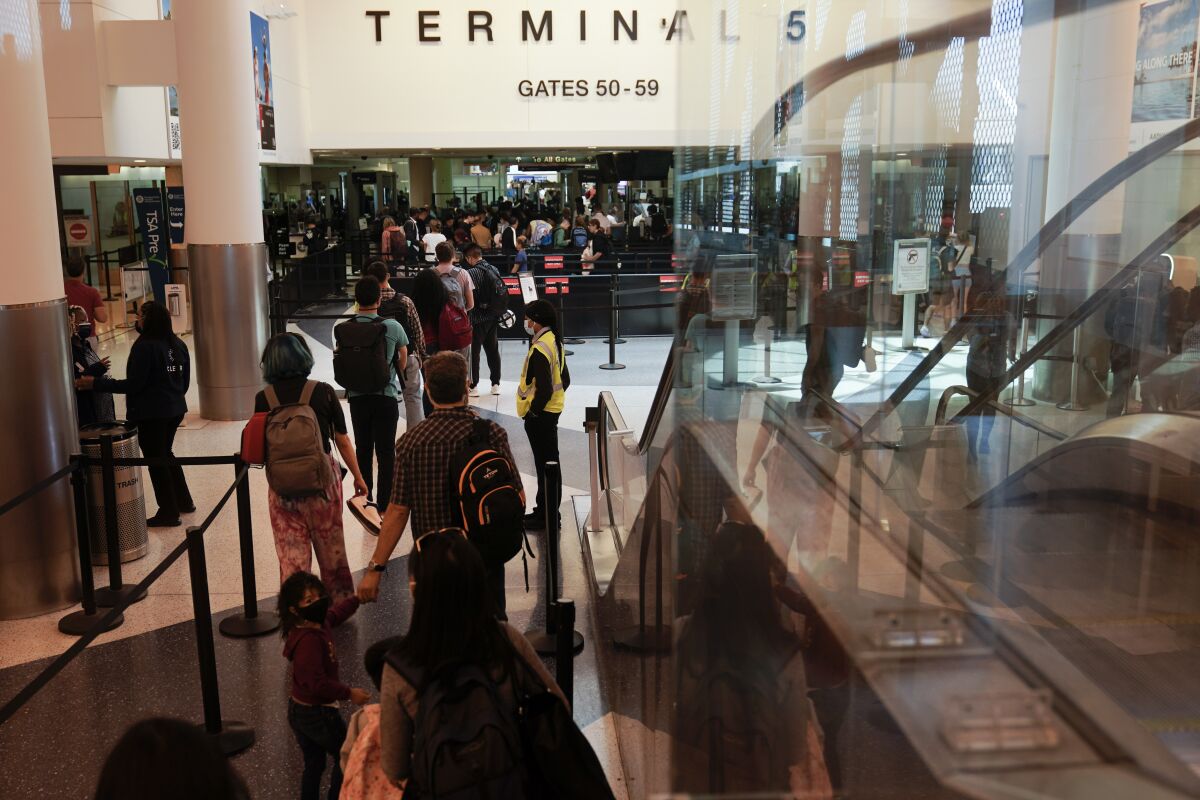 Viajeros esperan pasar por el control de seguridad en el Aeropuerto Internacional de Los Ángeles