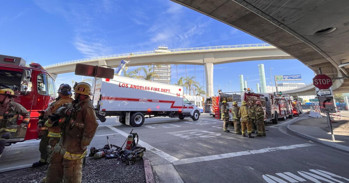 4 Sickened By Carbon Dioxide Release At Los Angeles Airport Los 4 sickened by carbon dioxide release at los angeles airport los