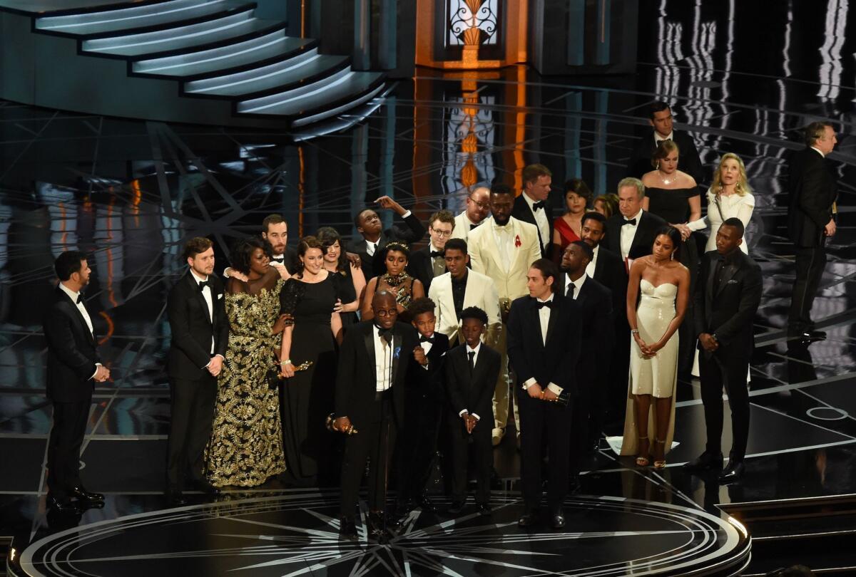 El drama de Barry Jenkins se anunció como ganador momentos después de que el elenco y equipo de producción del musical de Damien Chazelle subiera emocionado al escenario a recibir el galardón.