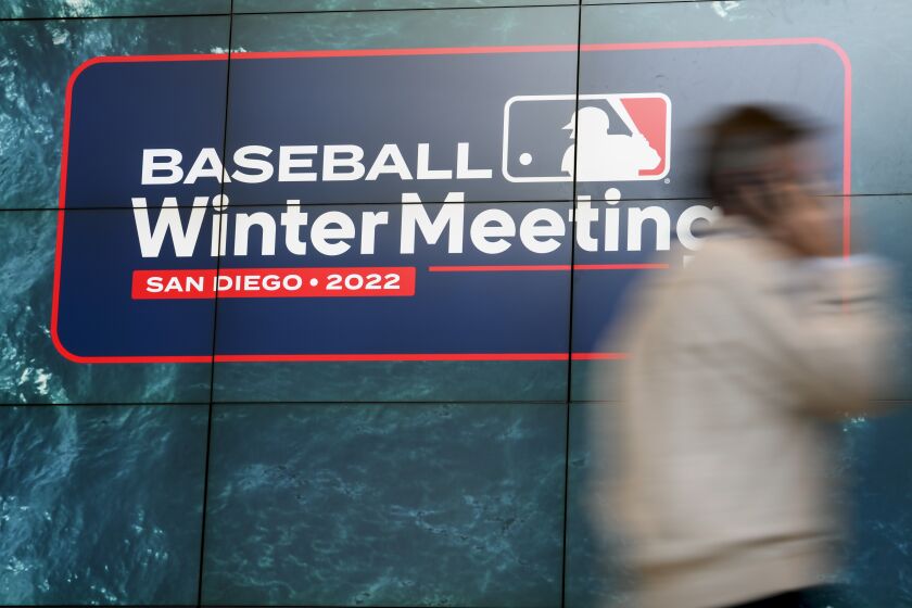 Un hombre pasa junto a la imagen de las reuniones invernales de la MLA en San Diego el martes 6 de diciembre del 2022. (AP Foto/Gregory Bull)