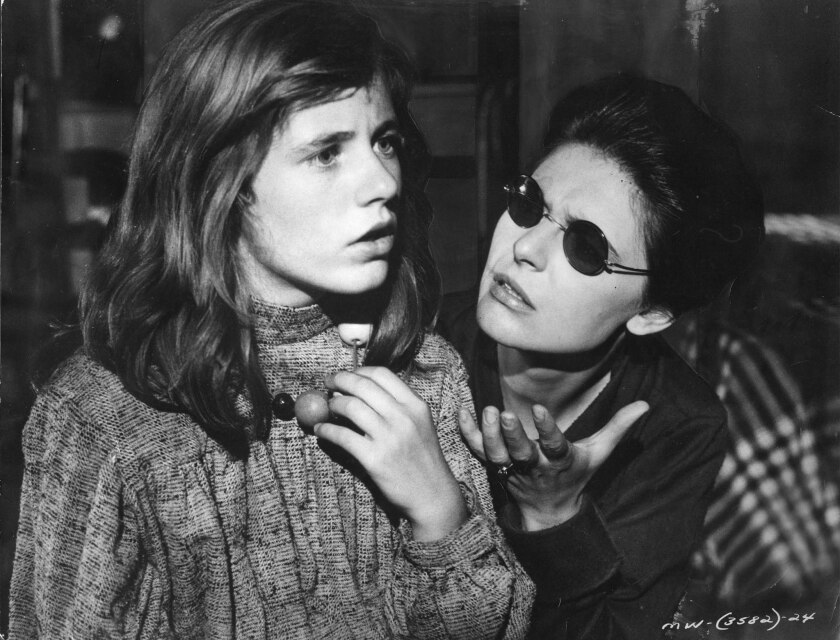 Patty Duke, a la izquierda, como la joven Helen Keller, con Anne Bancroft como Annie Sullivan en The Miracle Worker de 1962.'s "The Miracle Worker."