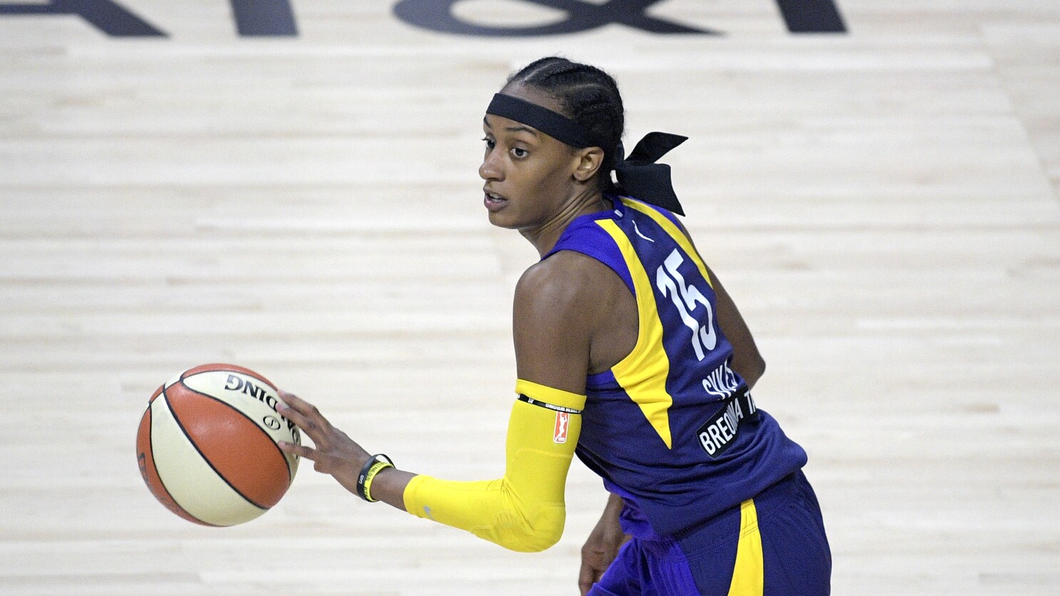 Sparks clinch WNBA playoff spot with ninth consecutive win - Los Angeles  Times