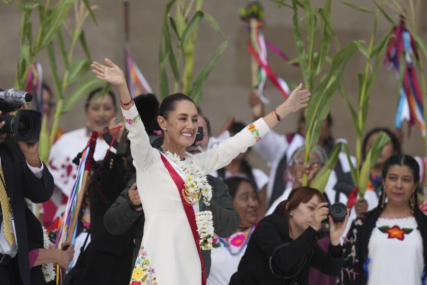 La nueva presidenta de México, Claudia Sheinbaum, saluda a la multitud tras una ceremonia indígena en el día de su toma de posesión, en el Zócalo, la principal plaza de Ciudad de México, el martes 1 de octubre de 2024. (AP Foto/Fernando Llano)