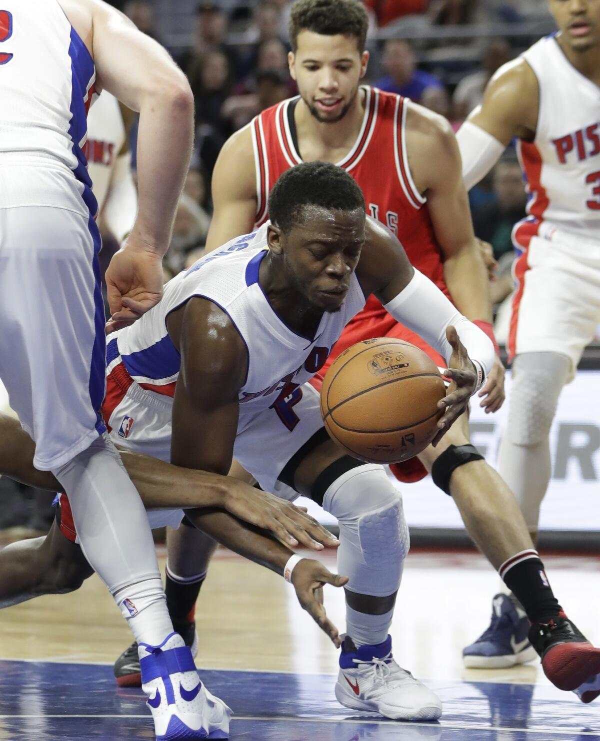 Reggie Jackson de los Pistons de Detroit disputa un balón ante los Bulls de Chicago.