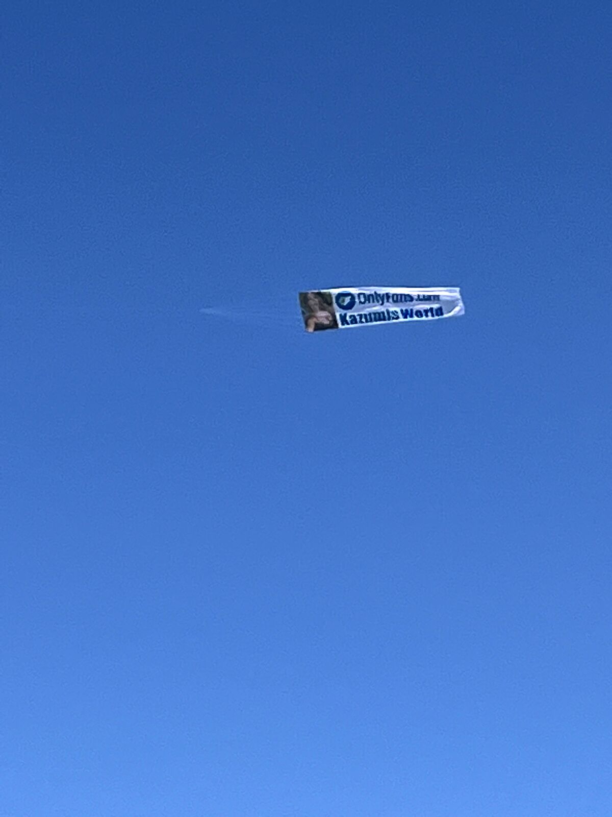 Avion battant une bannière