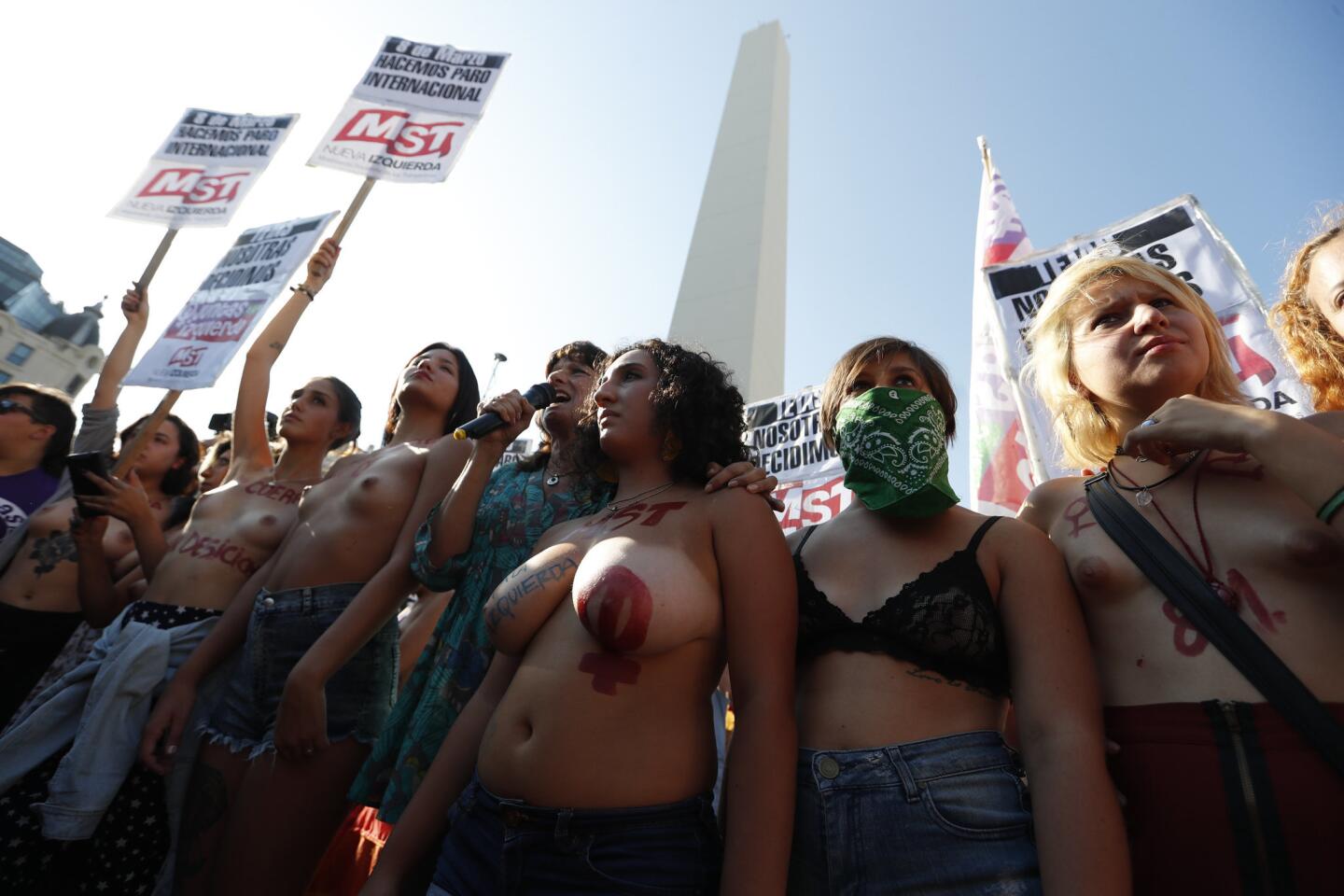 "Tetazo" en Buenos Aires contra la prohibición de hacer "topless" en Argentina