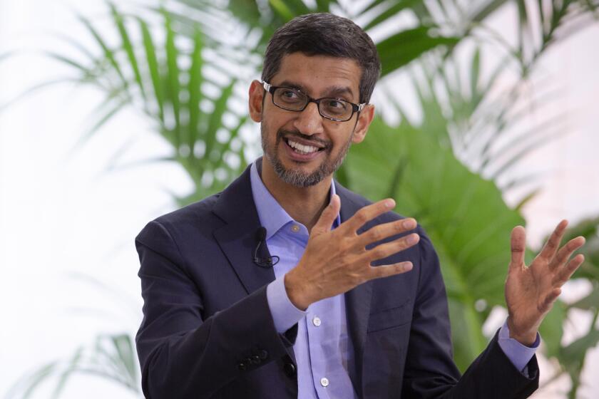 El director general de Google, Sundar Pichai, habla en un evento sobre inteligencia artificial en Bruselas el lunes, 20 de mayo del 2020. Pichai Google llamó a un enfoque equilibrado en la regulación de la inteligencia artificial, diciéndole a un centro de estudios europeo que la tecnología tiene beneficios, pero también “consecuencias negativas”. (AP Foto/Virginia Mayo)