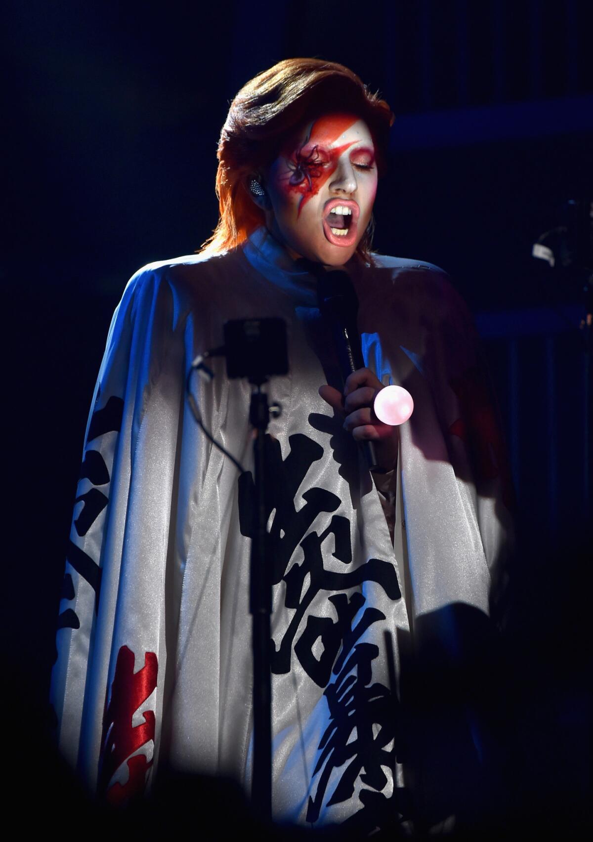 Lady Gaga hizo un tributo al fallecido David Bowie durante la ceremonia del Grammy efectuada en la jornada actual dentro de las instalaciones del Staples Center de L.A.