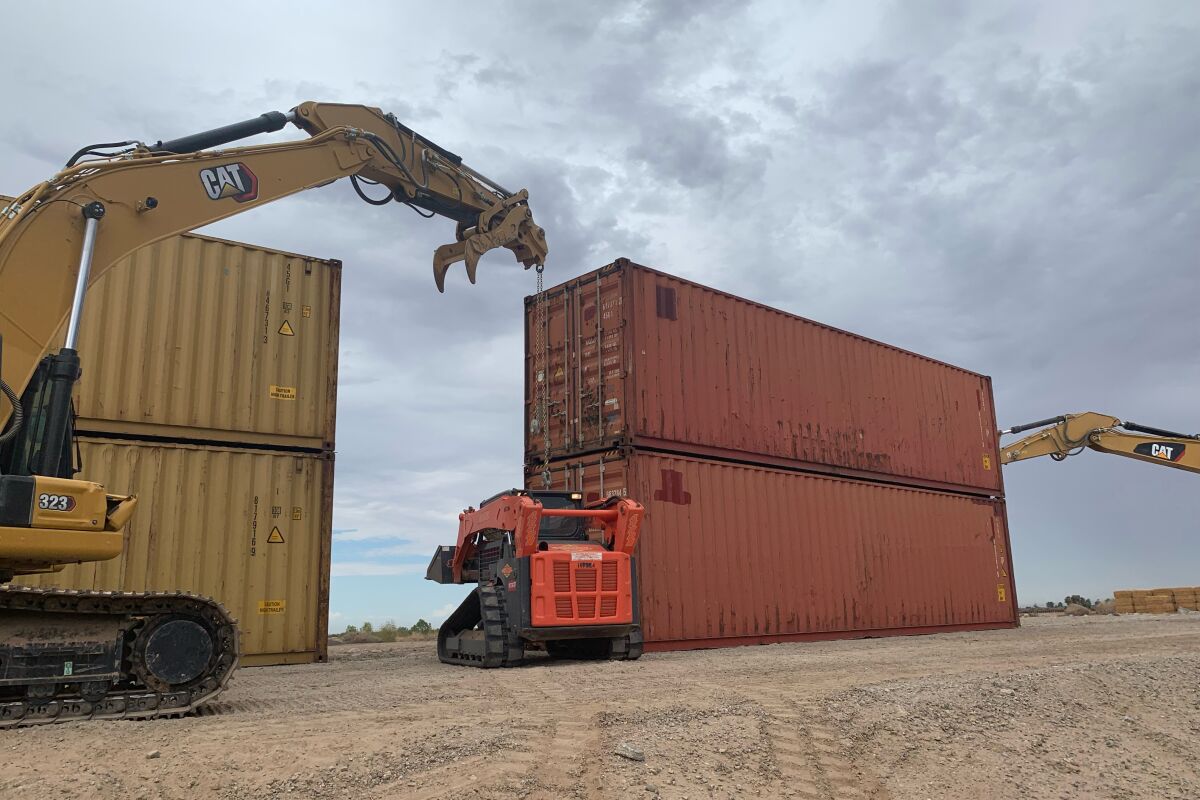 Esta foto proporcionada por la Oficina del Gobernador de Arizona muestra contenedores de transporte