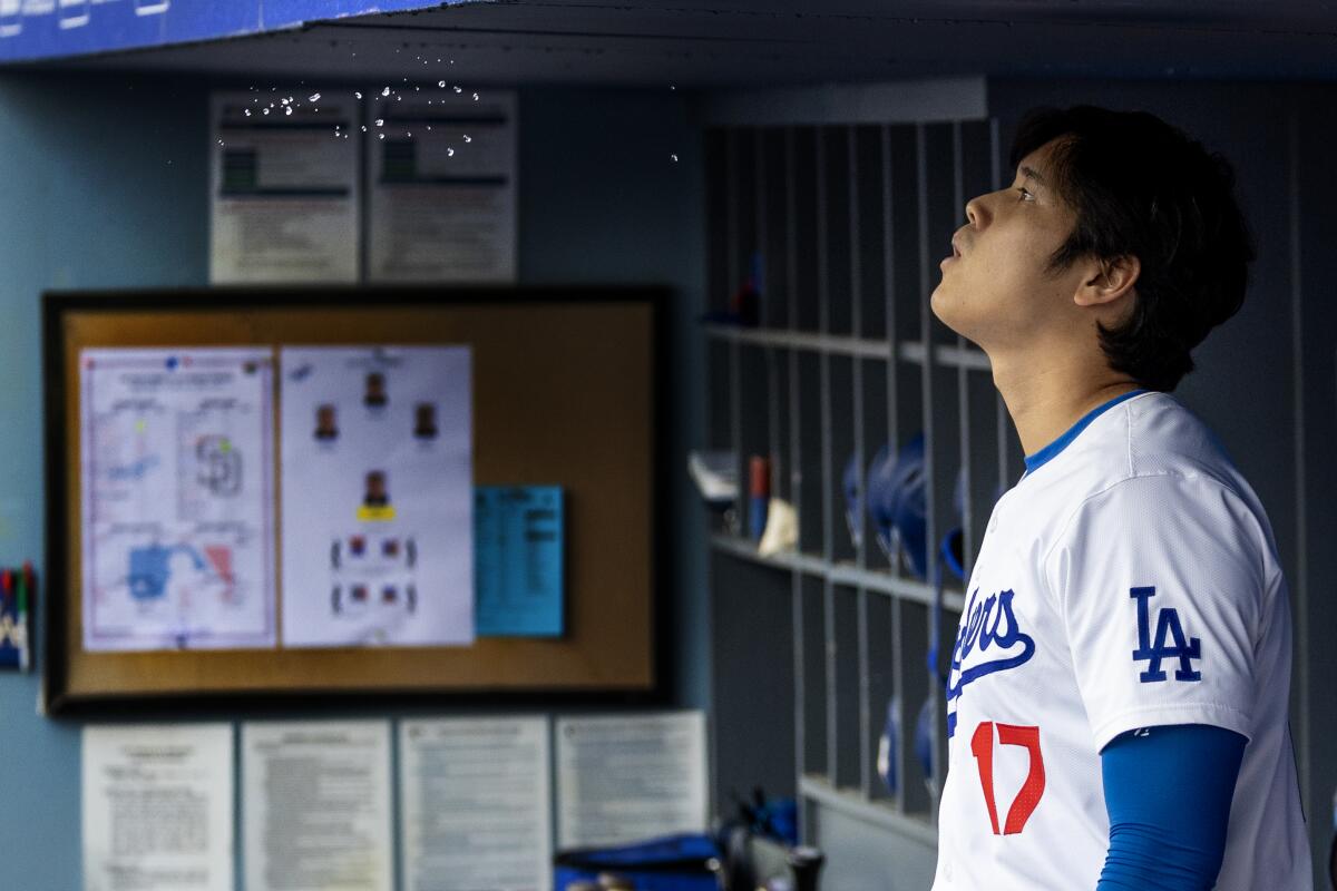 Dodgers'ın yıldızı Shohei Ohtani, Pazar günkü maç öncesinde yağmur nedeniyle yedek kulübesinde duruyor.