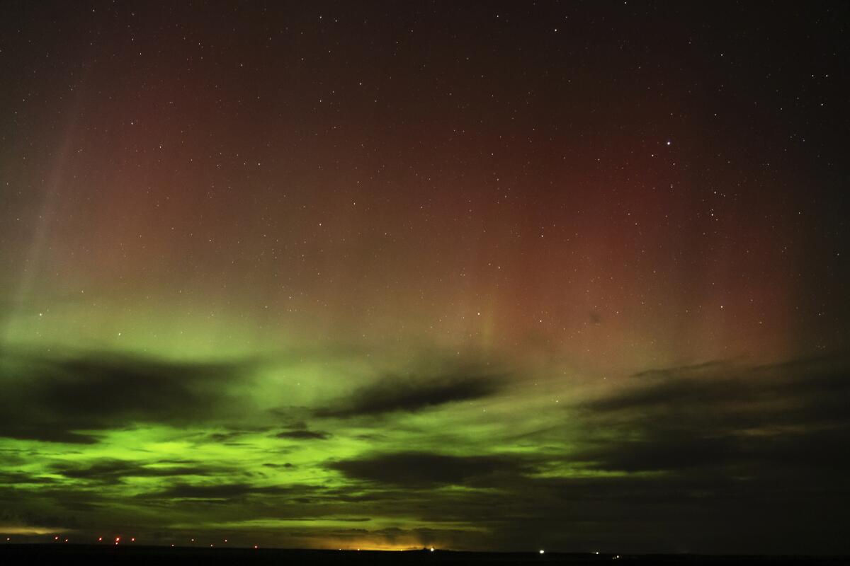 Una aurora boreal es vista en el cielo cerca de Washtucna, Washington, el lunes 24 de abril de 2023. (AP Foto/Ted S. Warren)