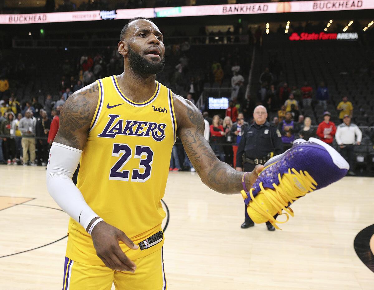 Watch LeBron James, Sons Throw Down Epic Dunks in Lakers Practice